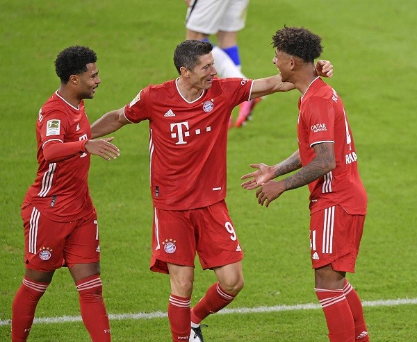 莱万多夫斯基连续十二场比赛得分超过惊险取胜，公牛挑战极限！的简单介绍